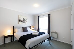 Apartment | 2 bedrooms, laptop workspace, iron/ironing board, bed sheets - Snug 2-bed Townhouse Near Bustling Shops (Melbourne)