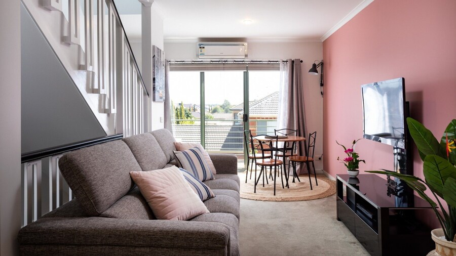 Snug 2-bed Townhouse Near Bustling Shops