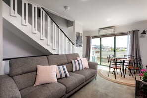 Apartment | Living room - Snug 2-bed Townhouse Near Bustling Shops (Melbourne)