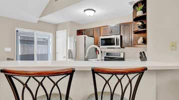 Een koelkast, een magnetron, een oven, een kookplaat