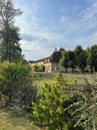 Charming cottage in the 8-hectare grounds of a Burgundy château