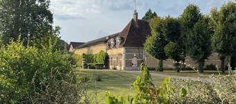 Charming cottage in the 8-hectare grounds of a Burgundy château
