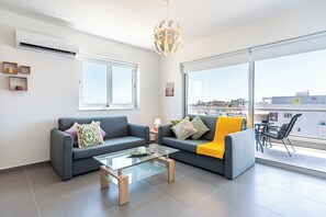 Appartement, 1 slaapkamer, keuken, uitzicht op stad | Woonruimte | Een 46-inch smart-tv met digitale zenders, Netflix en streamingdiensten