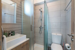 Appartement, 1 slaapkamer, keuken, uitzicht op stad | Badkamer | Een douche, een regendouche, gratis toiletartikelen, een haardroger