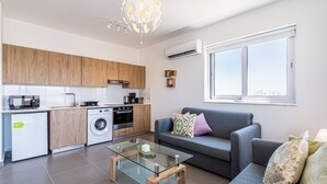 Eine moderne Wohnung mit Küche, Essbereich und Wohnzimmer.