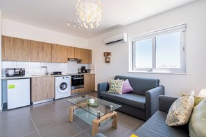 Eine moderne Wohnung mit Küche, Essbereich und Wohnzimmer.