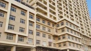 Un immeuble à plusieurs étages, doté d’une façade uniforme, de nombreuses fenêtres et de balcons.