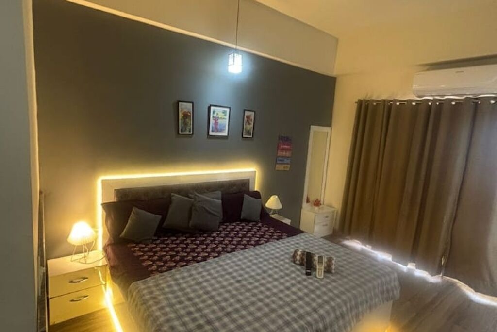 Tabla de planchar con plancha, wifi y ropa de cama 