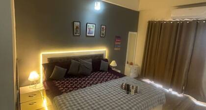 Modern Cozy Studio @ Paramount – Perfect for Couples!