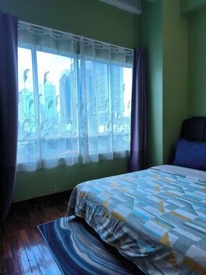 Tabla de planchar con plancha, wifi y ropa de cama 