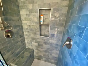 Regadera, toallas, jabón, papel de baño 