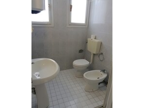 Een douche, handdoeken