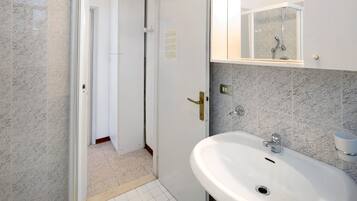 Douche, serviettes fournies