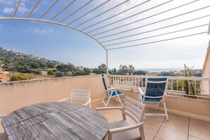 Outdoor dining - Apartment “St Clair” with Sea View, Wi-Fi, and Air Conditioning (Le Lavandou)