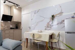 Dining - Cozy 1-bedroom apartment in charming Saranda with AC (Saranda)