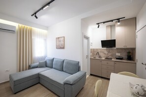Living area - Cozy 1-bedroom apartment in charming Saranda with AC (Saranda)