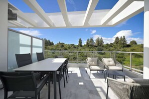 Outdoor dining - Bright Modern Apartment with Stunning Natural Views (Las Lagunas de Mijas)