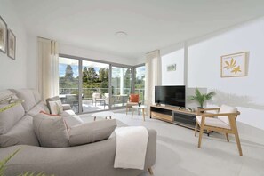 Smart TV - Bright Modern Apartment with Stunning Natural Views (Las Lagunas de Mijas)