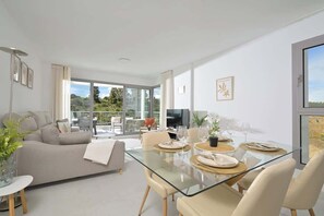 Smart TV - Bright Modern Apartment with Stunning Natural Views (Las Lagunas de Mijas)
