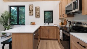 Cafetera y tetera, refrigerador, microondas y horno