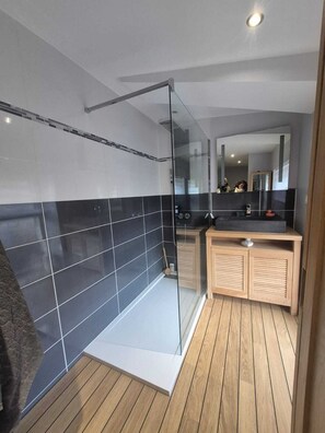 Dusche, Haartrockner, Toilettenpapier