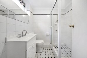 Shower, hair dryer, towels, soap - Moonya Courtyard (Carnegie)