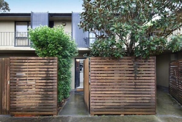 Exterior - Moonya Courtyard (Carnegie)