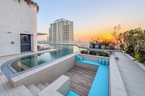 Pool - Chic 2Bedroom with Exceptional Facilities in JVC (Dubai)