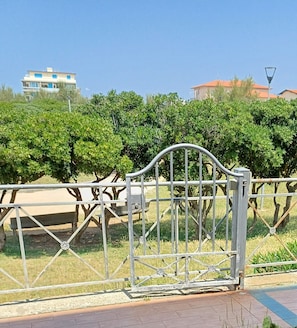 Property grounds - Lo scoglietto apartment 20 mt from the sea (Rosignano Solvay)