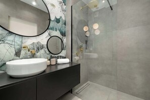 Shower, hair dryer, towels, shampoo - Elegant Apartment in Krakow | Place to Work, Close to Wawel Castle (Kraków)