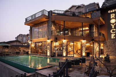 ELIVAAS prive The Royce Lilly Luxe 4 BHK