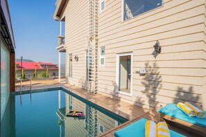 Outdoor pool - ELIVAAS prive The Royce Lilly Luxe 4 BHK (Kasauli)