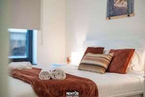 2 Schlafzimmer, Schreibtisch, Bügeleisen/Bügelbrett, Reisekinderbett