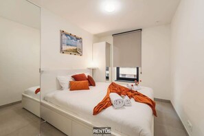 2 chambres, bureau, fer et planche à repasser, lit parapluie