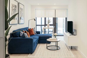 Appartement, 1 slaapkamer, balkon | Woonruimte | Een flatscreentelevisie