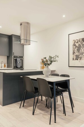 Apartment, 2 Schlafzimmer, Balkon | Speisen