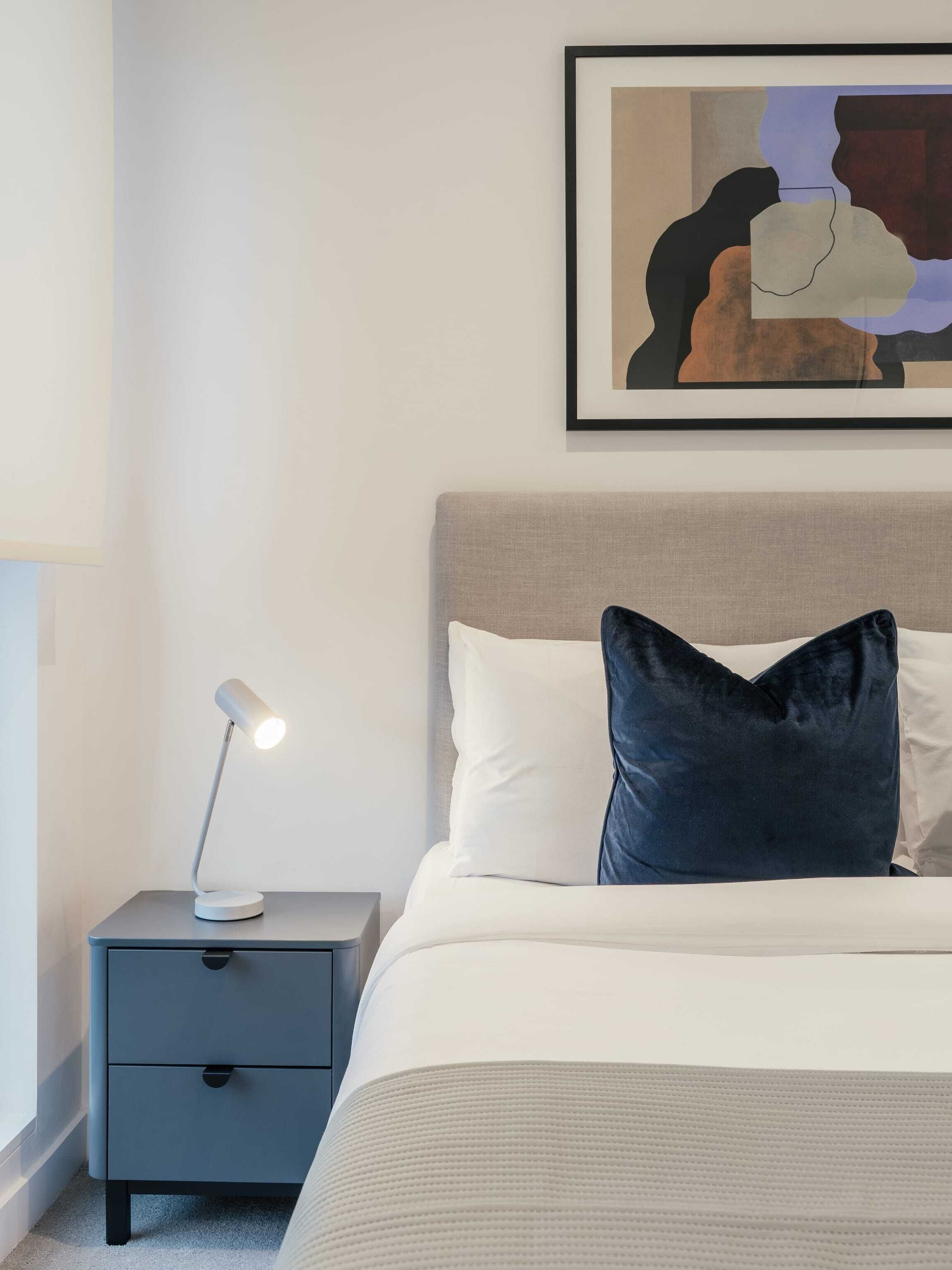 Tabla de planchar con plancha, wifi gratis y ropa de cama 