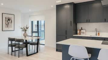 Apartment, 3 Bedrooms | Dining