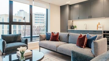 Apartamento, 3 quartos | Área de estar | TV de tela plana