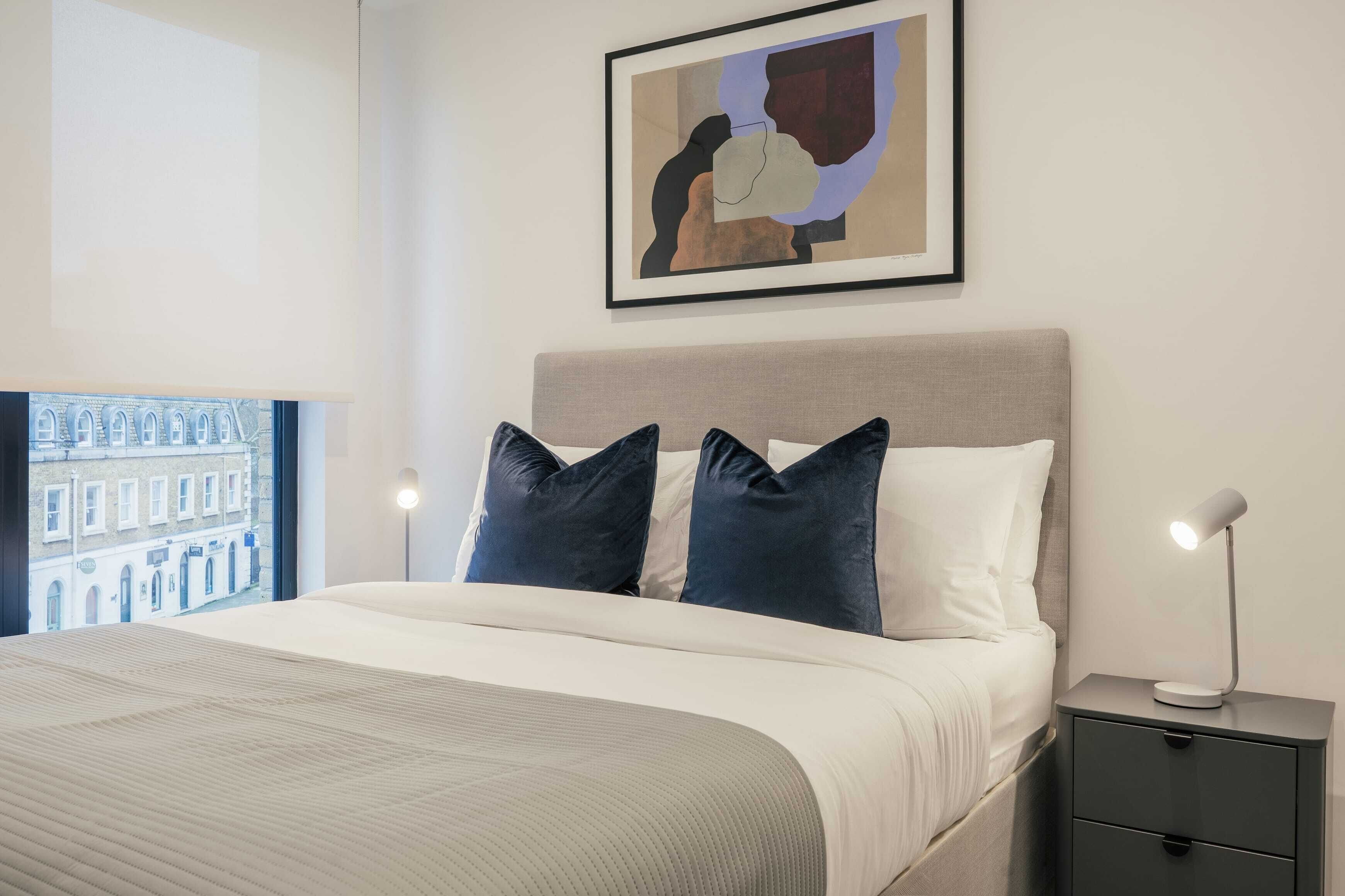 Tabla de planchar con plancha, wifi gratis y ropa de cama 