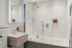 Hair dryer, towels, soap, shampoo - Urban Rest Camden Town (London)