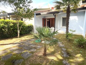 Villa, 2 Schlafzimmer, Terrasse, Gartenblick | Fassade der Unterkunft