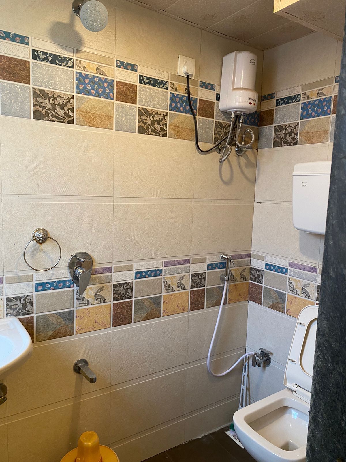 Un bagno con doccia, WC e lavandino.