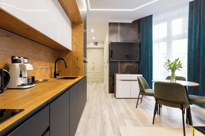 Căn hộ (12/8) | Bếp riêng | Tủ lạnh, lò nướng, bếp nấu, máy rửa bát 