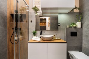 Sèche-cheveux, serviettes fournies, savon, shampoing