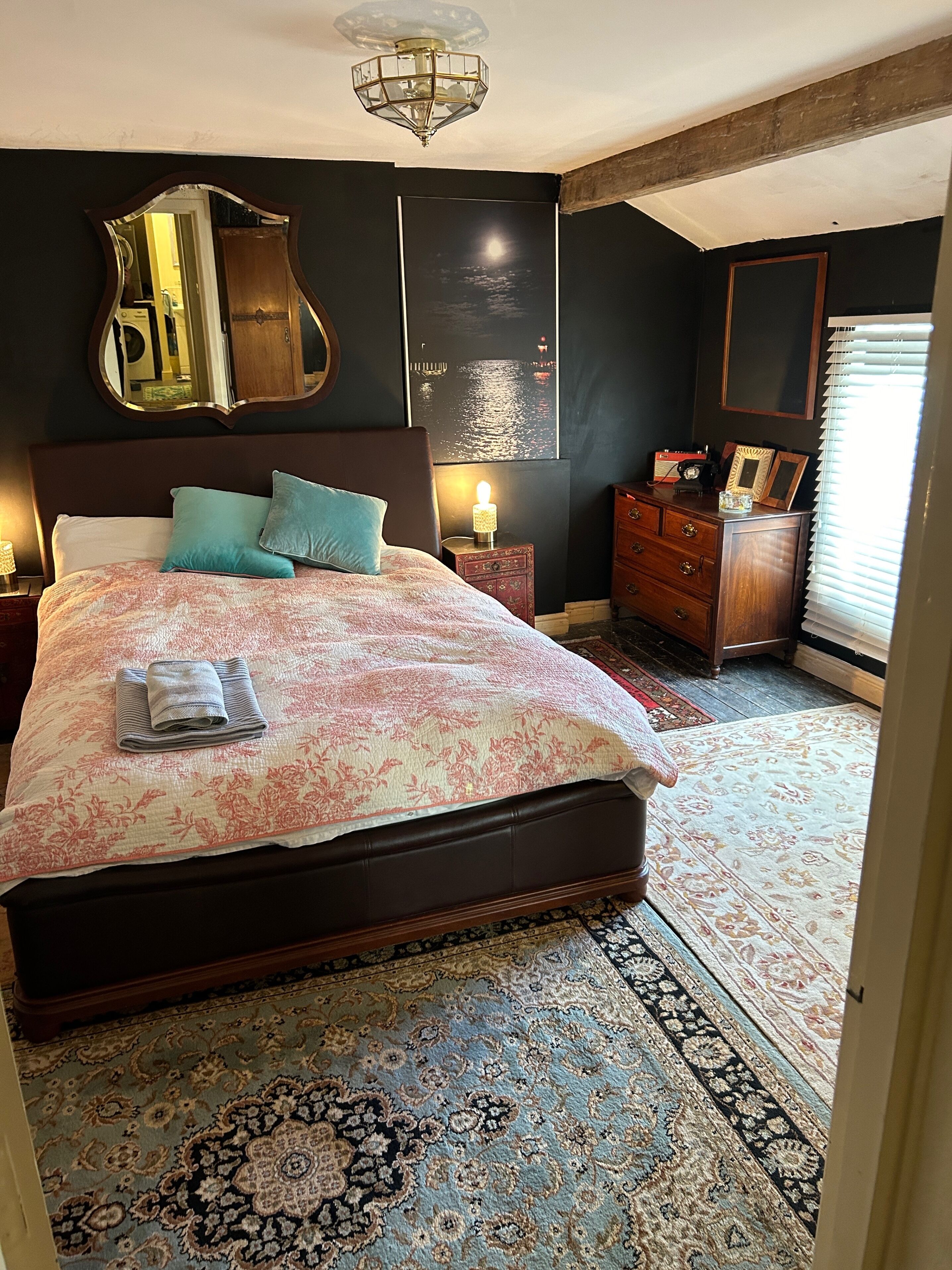 2 室のベッドルーム、アイロン / アイロン台、WiFi (無料)、ベッドシーツ