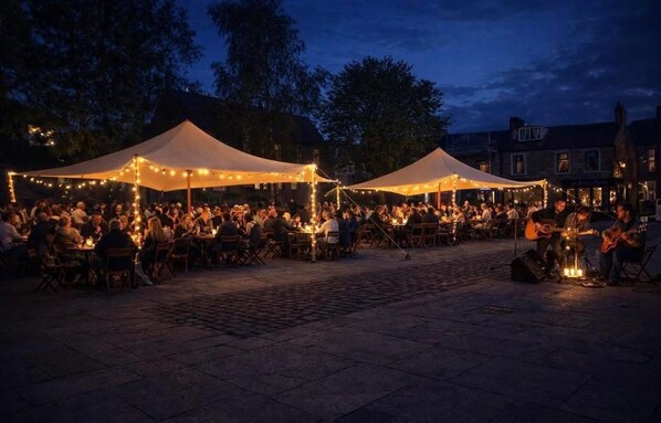 Khu ẩm thực ngoài trời