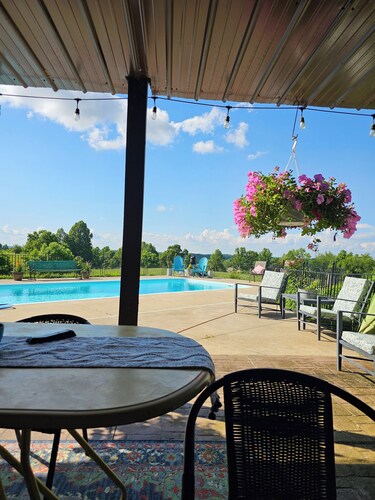 Private Spacious 5-bedroom house, view, in-ground pool, hot tub, m