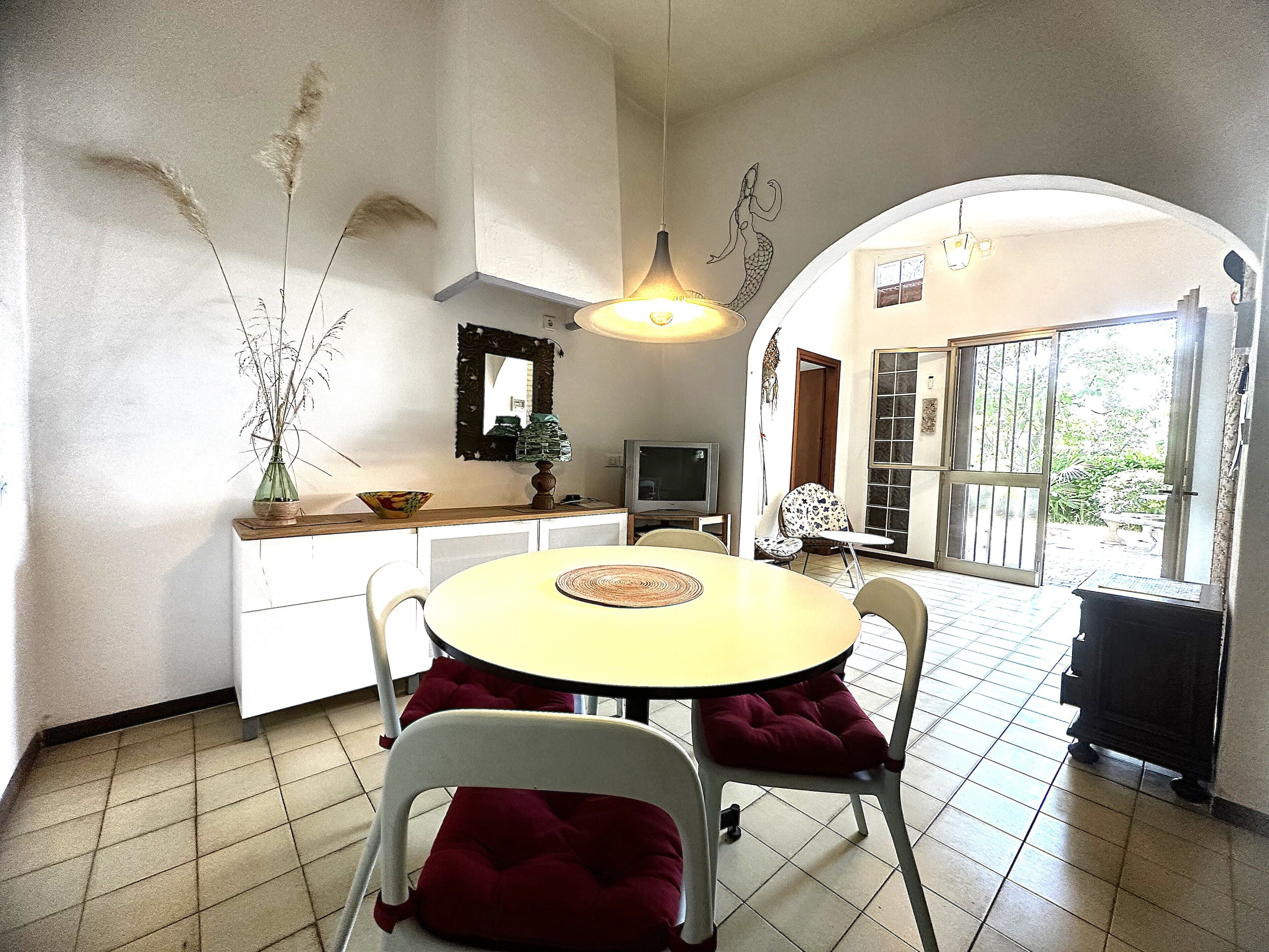 Villa, 2 Bedrooms, Patio, Garden View | Dining room