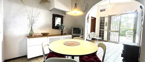 Villa, 2 Bedrooms, Patio, Garden View | Dining room